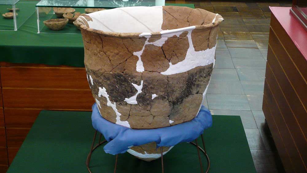 縄文土器深鉢（なべ）