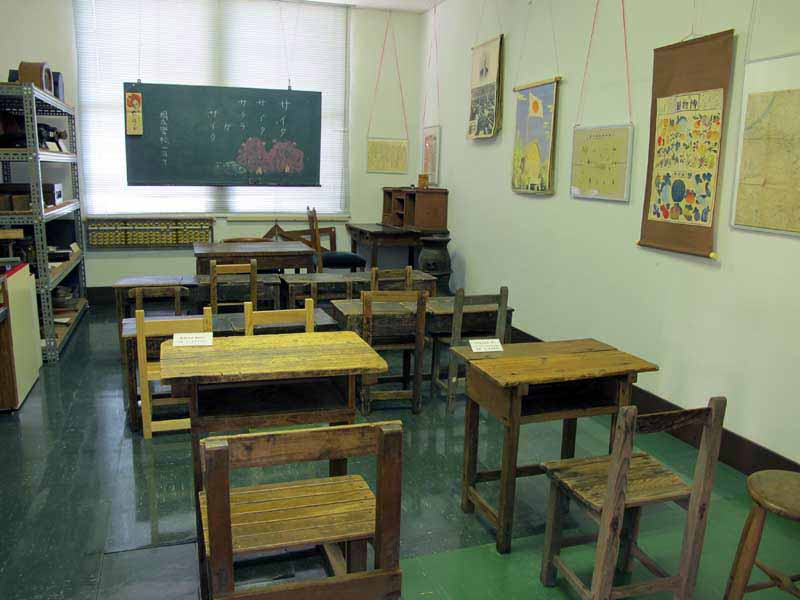 尋常（じんじょう）小学校風の展示室